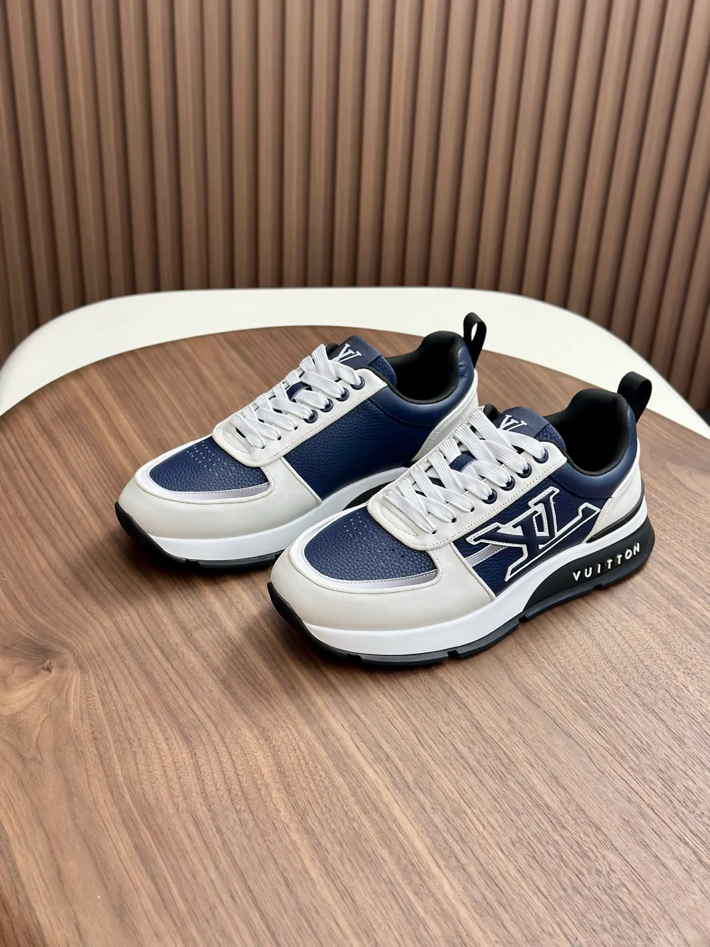 Men's shoes💰820 Lv 🔍Top purchasing agent🇮🇹 Louis Vuitton, the sports sneaker counter is synchronized, the uppers are imported from Italy, high-quality splicing colorful and complex crafts, the imported mesh padding is soft and comfortable, soles: original soles specially provided by the original factory, T men's men's shoes 💰U exclusive movable molded soles are super comfortable, original factory and single goods, 🔍🔍high quality, you can enter and leave the counter at will, welcome to compare, code number 38-44 (customized 45)